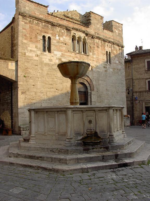 Hotel Palazzo Brunamonti Bevagna ภายนอก รูปภาพ