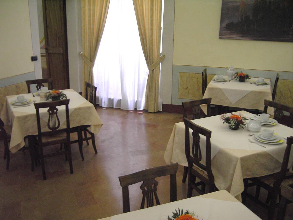 Hotel Palazzo Brunamonti Bevagna ภายนอก รูปภาพ