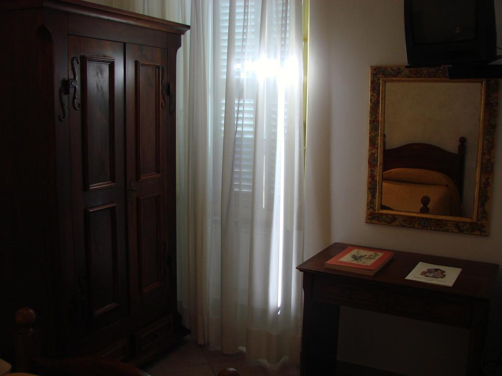 Hotel Palazzo Brunamonti Bevagna ภายนอก รูปภาพ