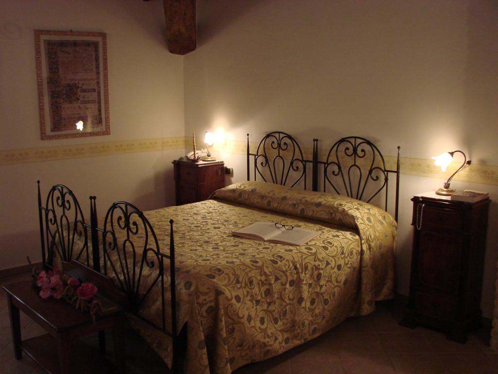 Hotel Palazzo Brunamonti Bevagna ภายนอก รูปภาพ