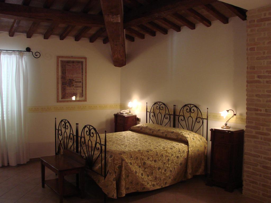 Hotel Palazzo Brunamonti Bevagna ภายนอก รูปภาพ