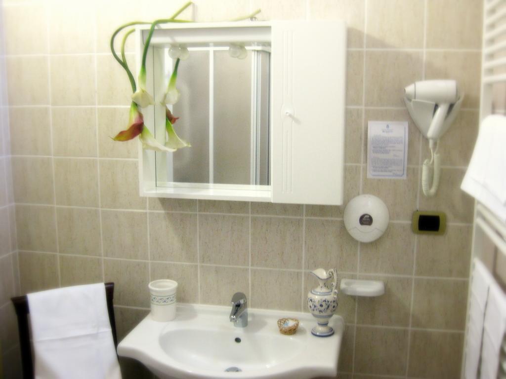 Hotel Palazzo Brunamonti Bevagna ภายนอก รูปภาพ