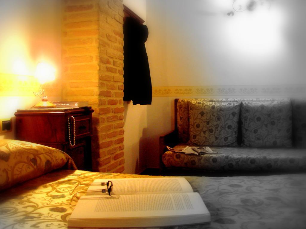 Hotel Palazzo Brunamonti Bevagna ภายนอก รูปภาพ