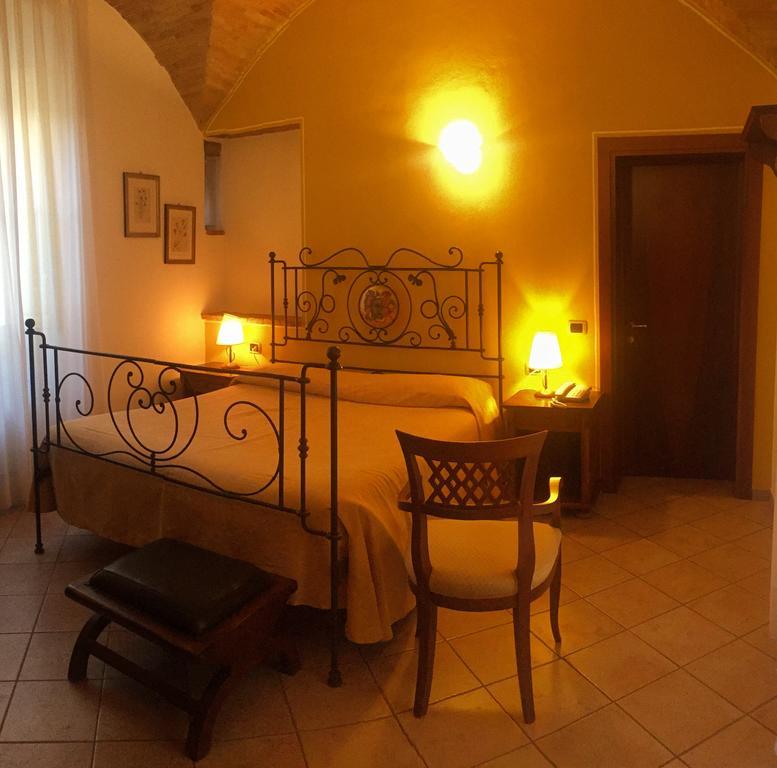 Hotel Palazzo Brunamonti Bevagna ภายนอก รูปภาพ