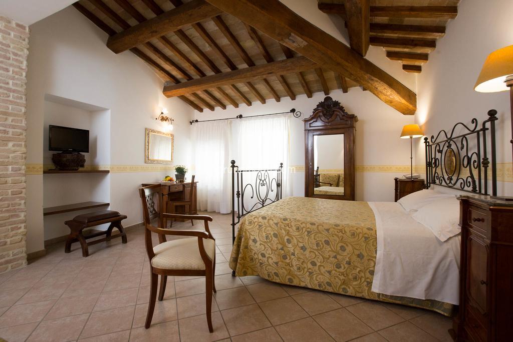 Hotel Palazzo Brunamonti Bevagna ภายนอก รูปภาพ