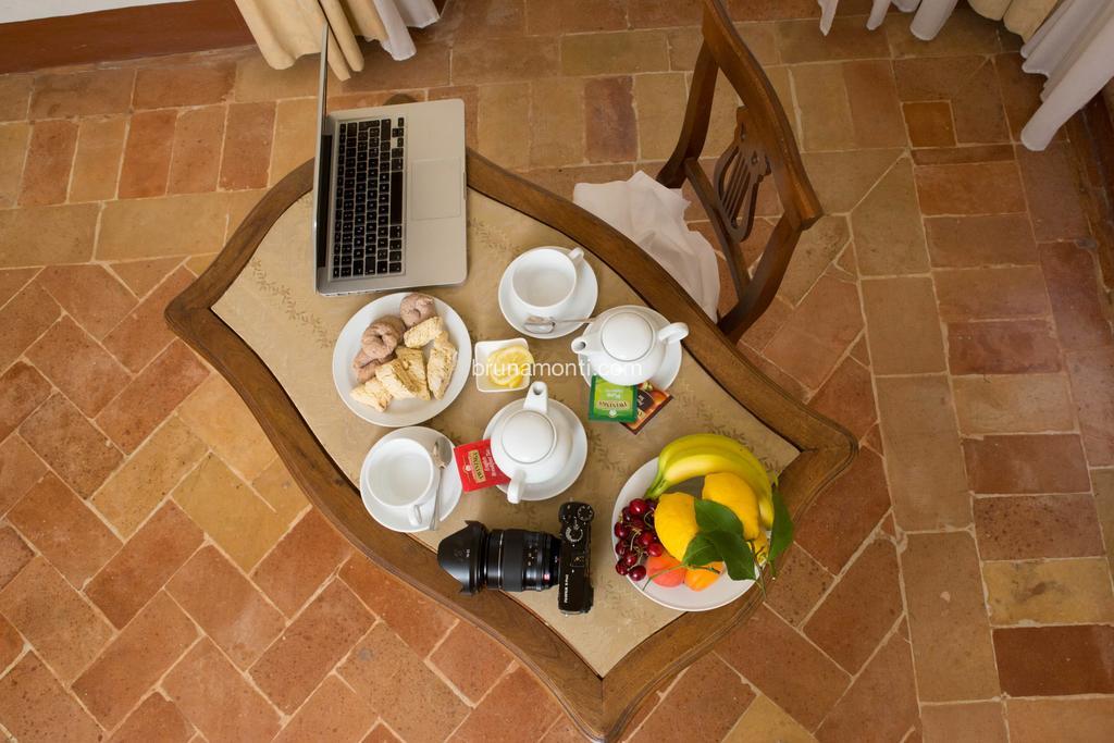 Hotel Palazzo Brunamonti Bevagna ภายนอก รูปภาพ