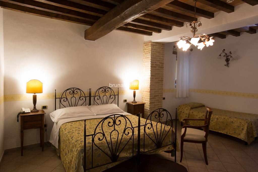 Hotel Palazzo Brunamonti Bevagna ภายนอก รูปภาพ